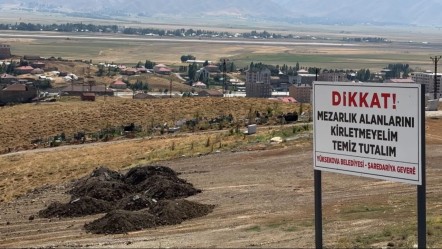 Utanç verici görüntüler! Mezarlığın dibine alkol şişesi bıraktılar, mahalleli tepkili - 3. Sayfa