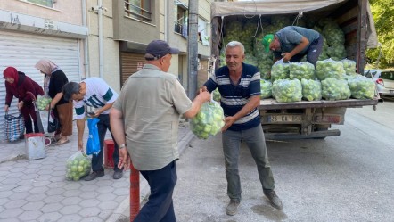 Halde 8, markette 80 lira olmasına sinirlendi! 5 ton ürünü ücretsiz dağıttı: Çöpe döksem millete ihanet - Ekonomi