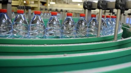 Skandal büyüyor: Ünlü markanın suyunda 2.000 mikroplastik tespit edildi - Dünya