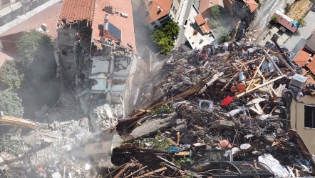6.1'lik deprem ile sallanan Sındırgı'da ağır hasarlı bina AFAD kontrolünde yıkıldı - Gündem