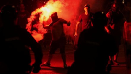 Protestolar beşinci günde şiddetlendi! Sırbistan'da maskeli grup hükümet binasını yaktı - Dünya