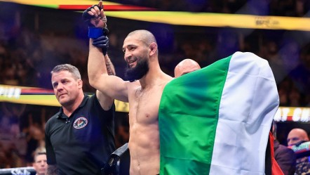 UFC'de orta sikletin yeni kralı Khamzat Chimaev! Kemeri alır almaz Filistin bayrağını öptü - Spor