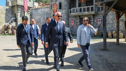 Bakan Ersoy'dan Bozdağ Film Platolarına ziyaret! "1,5 milyar görüntüleme aldık" - Gündem