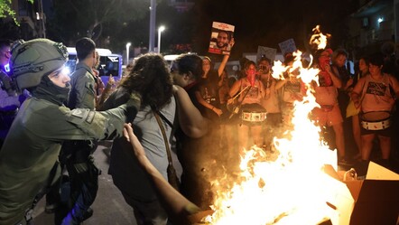 İsrail'de 1 milyon kişi sokakta! Netanyahu'nun parti binası önünde polis ve göstericiler arasında çatışma çıktı - Dünya