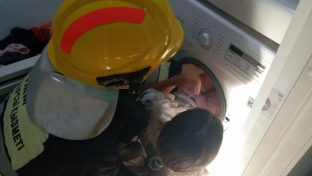 Kazakistan'da görülmemiş kaza! Oyun oynarken çamaşır makinesine sıkıştı - Dünya