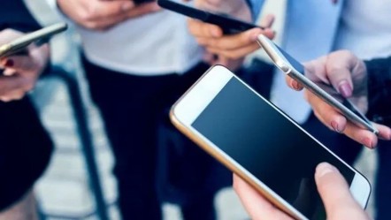 Okulda cep telefonu tamamen yasaklanıyor! Avrupa ülkesinden net karar - Dünya