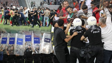 Amedspor - Erzurumspor maçı sonrası ortalık fena karıştı! Sahada kavga, tribünde olay çıktı - Spor