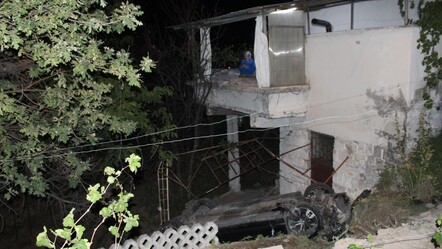 Ehliyetsiz sürücü deprem gibi dehşet saçtı! Evin bahçesine uçtu, yaralılar var - 3. Sayfa
