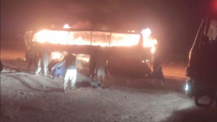 Göçmenleri taşıyan otobüs alev aldı, 71 kişi hayatını kaybetti! Afganistan'da feci kaza - Dünya