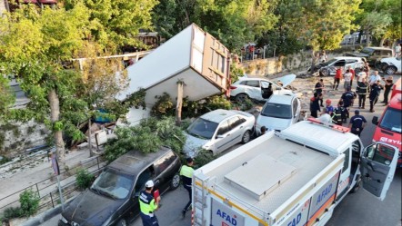 Ortalık savaş alanına döndü! 10 aracı hurdaya çevirdi - Gündem