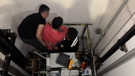 Stadyumdaki asansörde mahsur kalan taraftarları itfaiye kurtardı! - Spor