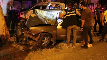 Denizli'de feci kaza! Otomobil ağaca ok gibi saplandı... 2 kişi öldü - 3. Sayfa