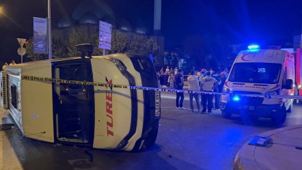 İstanbul'da servis minibüsü ile otomobilin çarpıştığı kazada can pazarı: Çok sayıda yaralı var! - 3. Sayfa