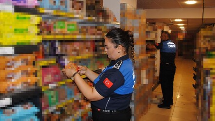 Zincir marketlerde büyük skandal! Tonlarca bozuk gıda ele geçirildi - Gündem