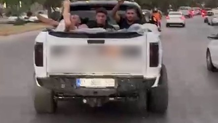 Aracın kasasını havuza çevirip, trafiğe çıktı! 3 farklı nedenden 60 bin lira ceza yedi - Gündem