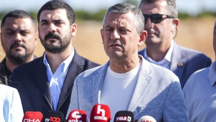 Özgür Özel, cuma namazı çıkışı çağrı yaptı: TBMM'yi olağanüstü toplantıya çağırıyoruz - Gündem
