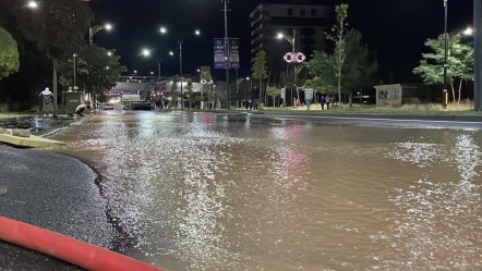 Sivas’ta ana hat su borusu patladı, cadde göle döndü! - Yaşam