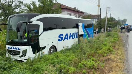 Kamyonete çarpan otobüs yoldan çıktı! Yaralılar var - 3. Sayfa