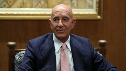 Tom Barrack gazetecileri azarladı: Hayvani bir hal almaya başladığında biz yokuz, medeni davranın - Dünya