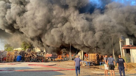 Antalya'da depo yangını! Alevler sıçradı, ekipler seferber oldu - Gündem
