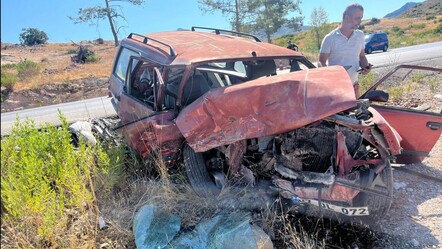 Antalya'da korkunç kaza! İki otomobil kafa kafaya çarpıştı: 1'i ağır 6 yaralı - 3. Sayfa