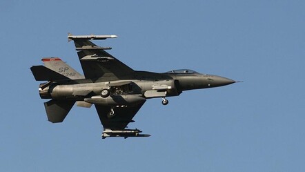 F16 savaş uçağı yere çakıldı! Alev topuna dönen uçakta pilot can verdi - Dünya