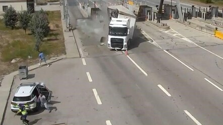 Gişelerde feci kaza! Kontrolden çıkan tır, ekip otosuna çarptı... Yaralılar var - 3. Sayfa