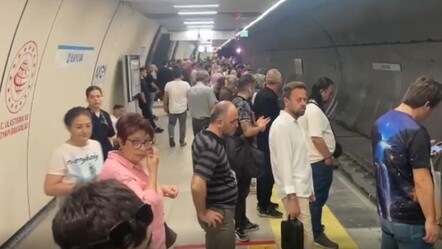 İşe gidecek İstanbullulara kötü sürpriz! Metro bozuldu, duraklar doldu taştı - Gündem