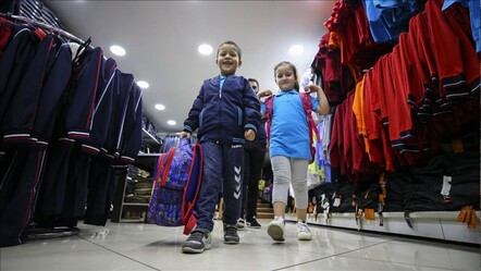 Okul kıyafeti alışverişi sektörü hareketlendirdi! Esnaf yoğunluktan memnun - Eğitim