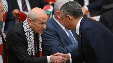 TBMM'de bir araya geldiler! Özgür Özel ve Bahçeli arasında dikkat çeken an - Gündem