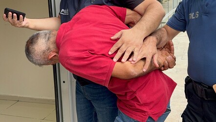 Tramvayda mide bulandıran iddia! Yolcular dövüp polise teslim etti - Gündem