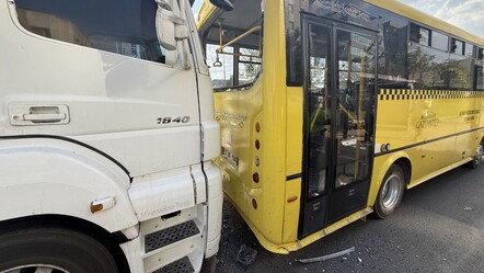 Durakta yolcu alan halk otobüsüne tır çarptı! 2'si ağır 3 yaralı - 3. Sayfa