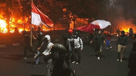 Endonezya’da protestocular hükümet binasını yaktı! Çok sayıda ölü var - Dünya