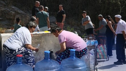 2025'in İzmir'inde çeşme kuyruğu! Yaşlısı genci bidonla sırada - Gündem