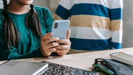Karar resmen yürürlüğe girdi: Ortaokullarda cep telefonu yasaklandı! Fransa'da eğitimde yeni dönem - Dünya
