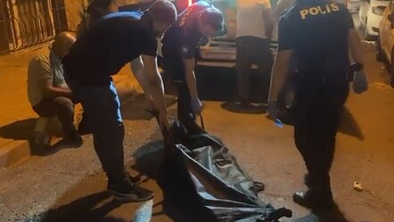 Yoldan geçenler neye uğradığını şaşırdı! Balkondaki ceset, ekipleri harekete geçirdi - 3. Sayfa