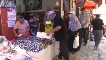 Görenler şaşırıp kaldı! Kandil diye 1 ton hamsiyi ücretsiz dağıttı - Yaşam