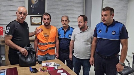 Altın ve para dolu çantayı parkta unuttu! Temizlik görevlisi sahibini bulup teslim etti - Üniversite Tercih Rehberi