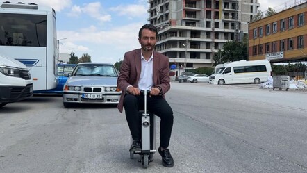 Sosyal medya onu konuşuyor! Scooter valizle paket servisi yaptı - Gündem