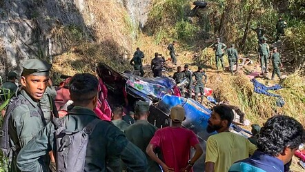 Sri Lanka'da yolcu otobüsü uçuruma yuvarlandı: 15 ölü, 16 yaralı - Dünya