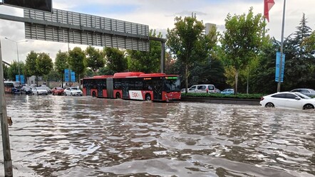 Ankara'yı sağanak vurdu! Yollar tek şeride düştü - Gündem