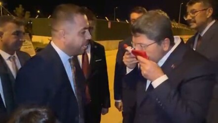 Bakan Tunç'a Yüksekova’da anlamlı sürpriz! Türk bayrağını öperek bölgeden ayrıldı - Gündem