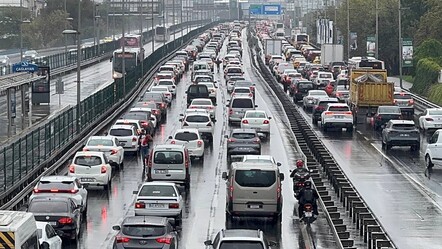 İstanbul'da sağanak trafiği! Yoğunluk yüzde 80'e ulaştı - Gündem