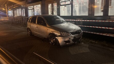Kontrolden çıkan otomobil tramvay yoluna daldı! Sürücü alkollü çıktı - 3. Sayfa