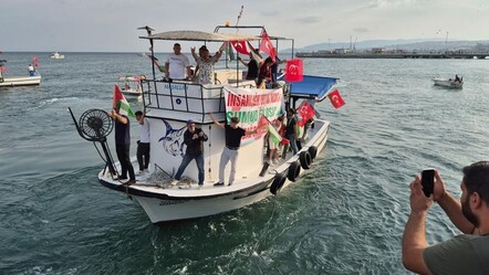 Tekirdağ'da balıkçılardan Sumud filosuna destek: Tekneleri Türk ve Filistin bayraklarıyla donatıp denize açıldılar - Gündem