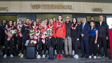 Dünya ikincisi A Milli Kadın Voleybol Takımı yurda döndü! "Hayallerimizin ötesinde bir an'' - Spor