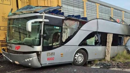 Meksika'da feci kaza: Otobüs trenle çarpıştı, can pazarı yaşandı - Dünya