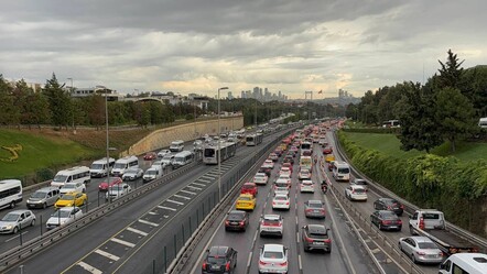 Okullar açıldı, sağanak başladı! İstanbul trafiği kilit - Gündem