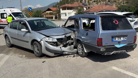 Karabük'te feci kaza! İki otomobil kafa kafaya çarpıştı: 2'si çocuk 6 yaralı - 3-sayfa