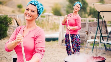 Açelya Akkoyun’dan kış hazırlığı… Kazanın başına geçip salça yaptı - Magazin